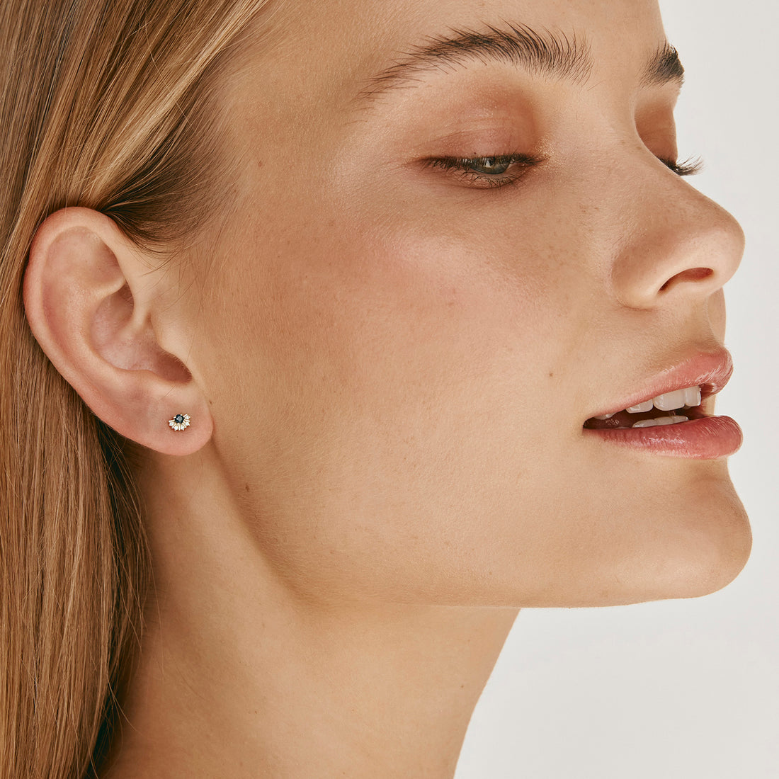 14K GOLD DIAMOND & BLUE SAPPHIRE DIANA STUDS