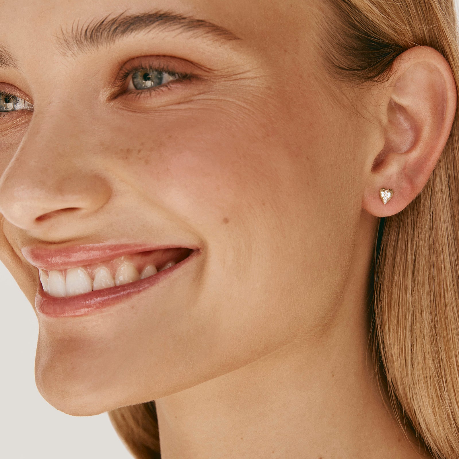 14K GOLD DIAMOND HEART STUDS