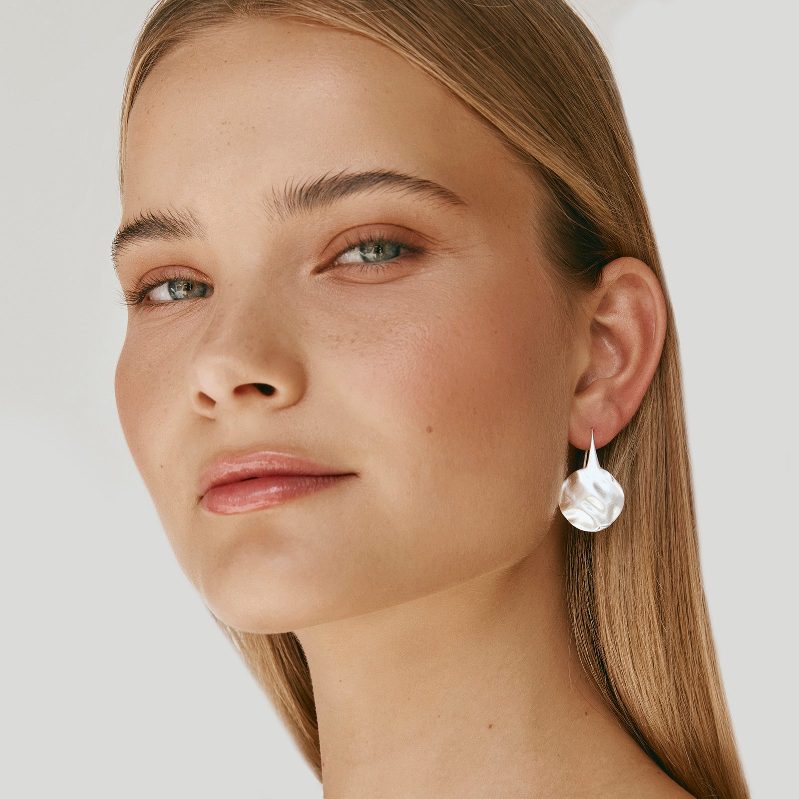 BEATEN DISC EARRINGS - SILVER