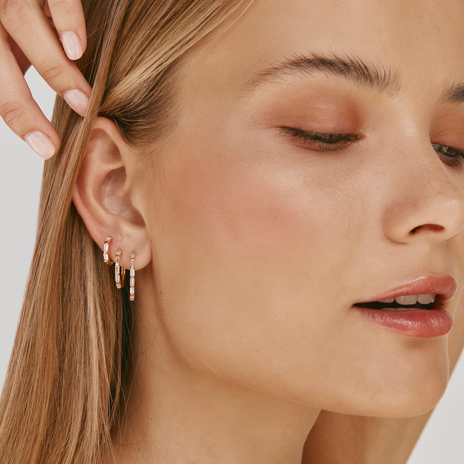 CRYSTAL BAGUETTE MIDI HOOPS