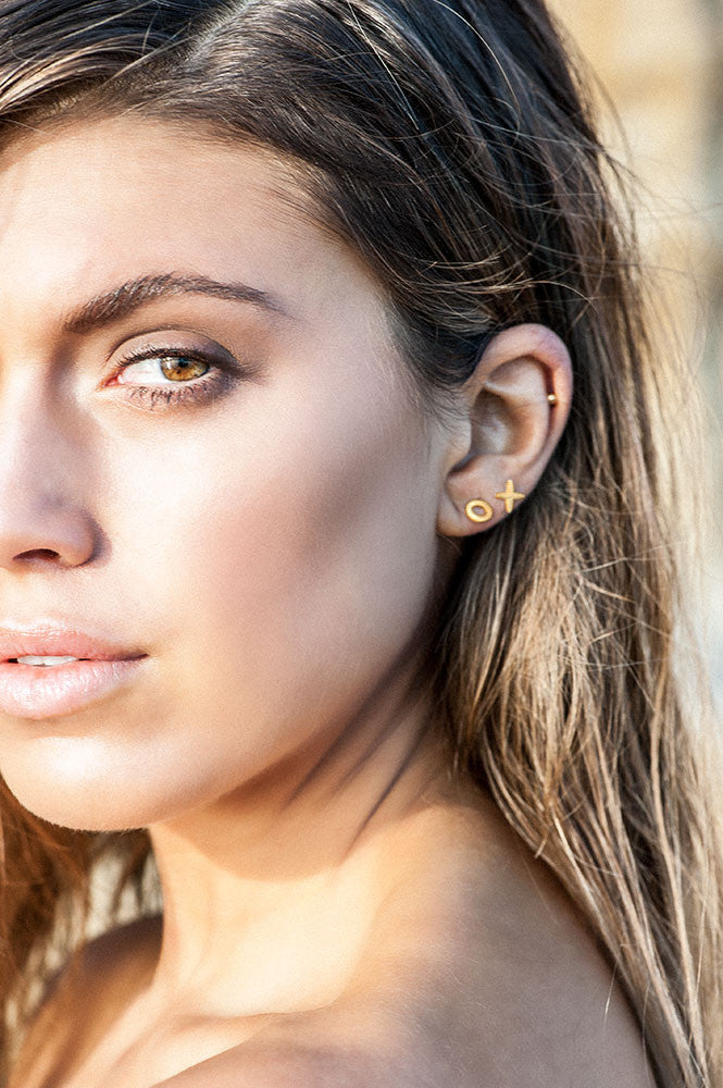 KISS HUG STUDS - GOLD