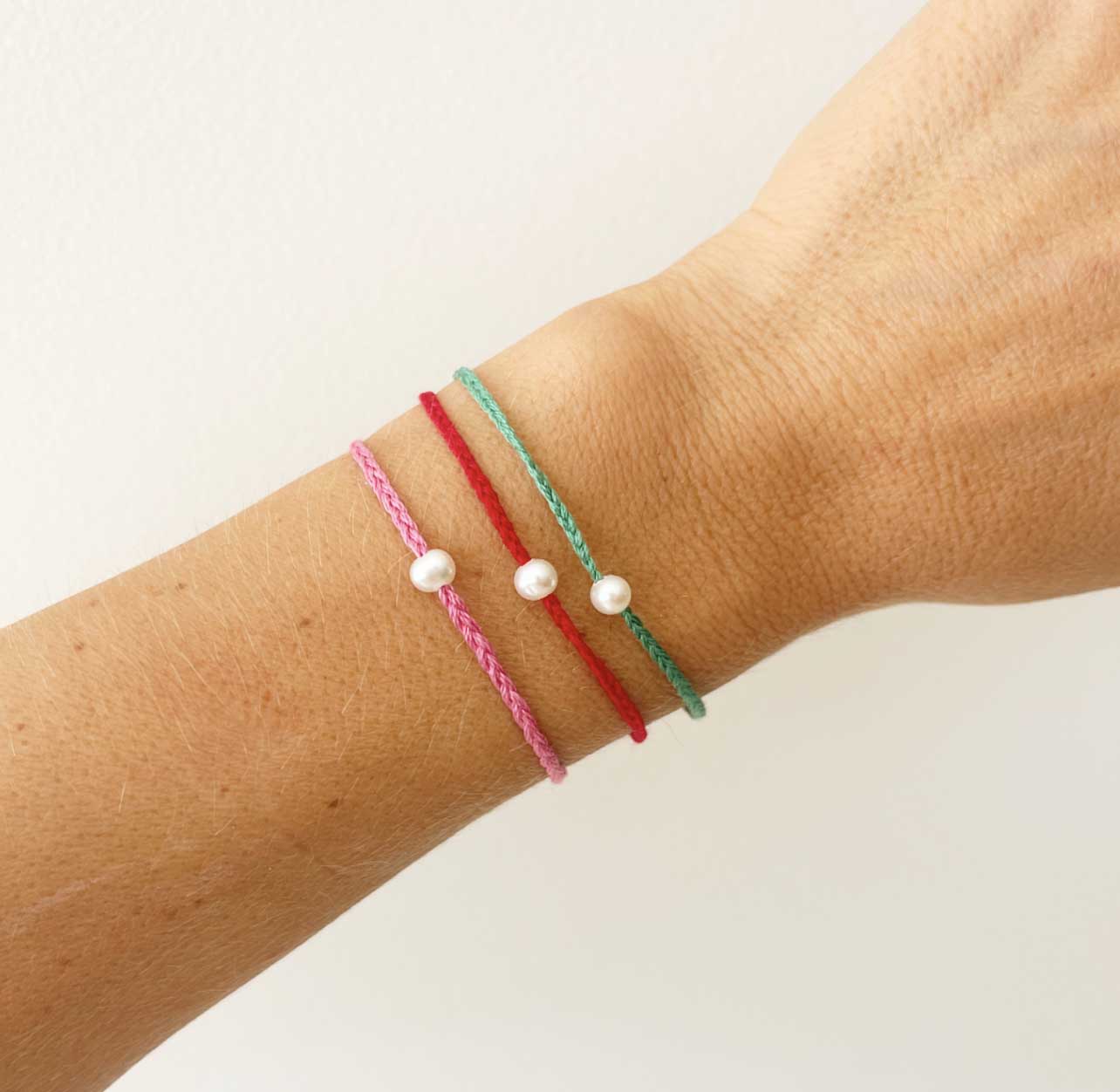 PEARL STRING BRACELET